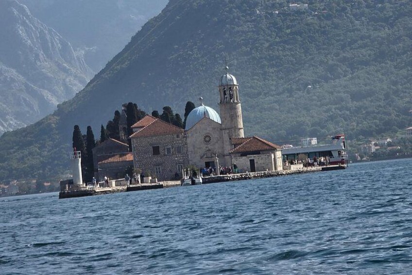 Une église historique dotée d’un clocher, un bâtiment en pierre et une promenade en bord de mer. 5