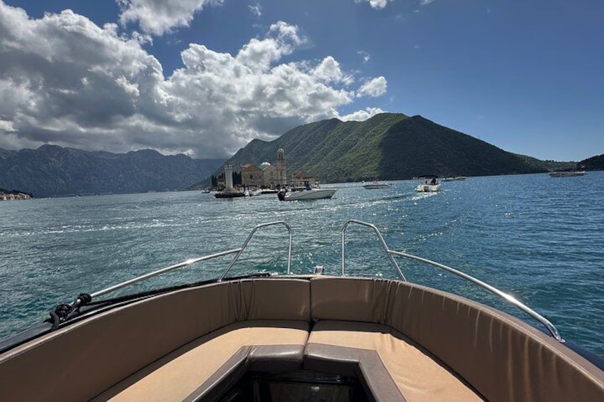 Un bateau sur un lac paisible, avec des montagnes en arrière-plan. 4