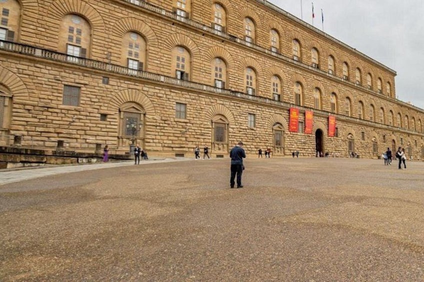 Un grand bâtiment en pierre, doté de fenêtres en arc de cercle et d’une entrée centrale. 5