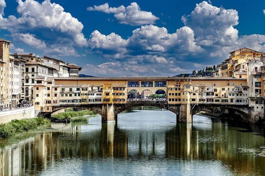 Une rivière avec un pont, des bâtiments et un ciel dégagé. 1