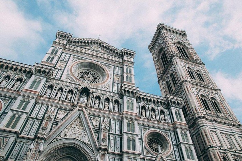 Une cathédrale gothique à la façade richement décorée et dotée d’un imposant clocher. 3