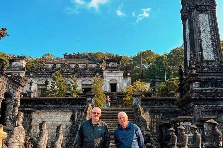Un bâtiment historique orné de statues et surmonté d’une grande colonne. 5