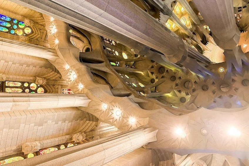 Un interno architettonico moderno caratterizzato da design strutturali unici e un'illuminazione particolare. 5
