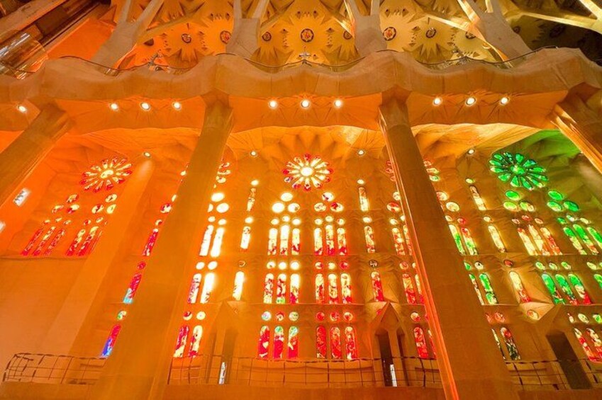Un bâtiment lumineux, doté de vitraux colorés et d’une architecture originale. 4