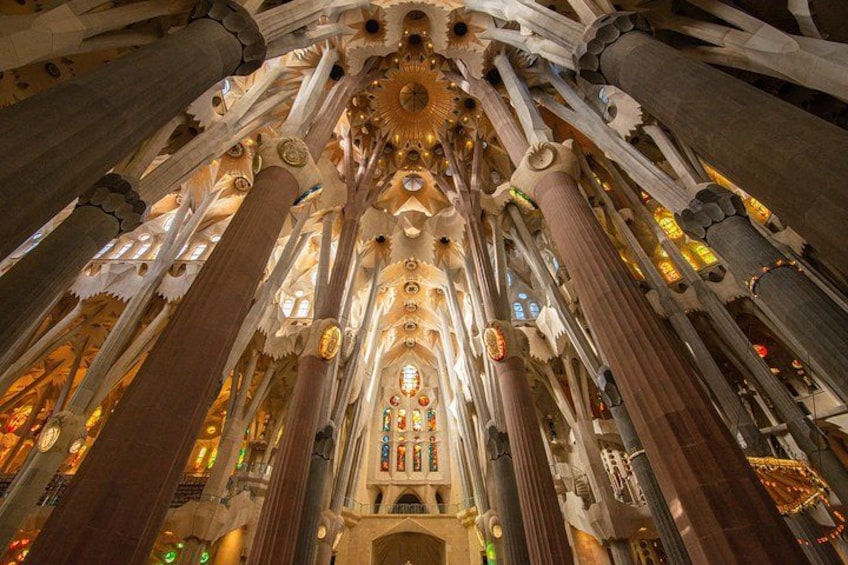Interno di una cattedrale con soffitti alti, ampie colonne e vetrate colorate. 4