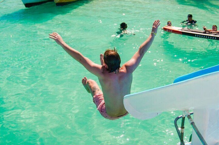 Une personne plonge dans une eau turquoise et cristalline. 3