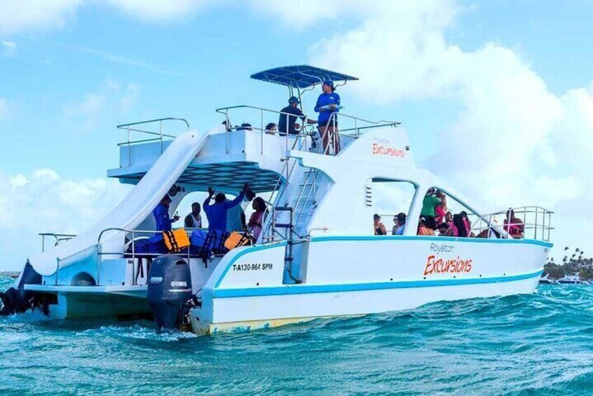 Un bateau blanc et bleu, portant l’inscription « Rotor Excursions » sur sa coque, transportait des passagers. 2
