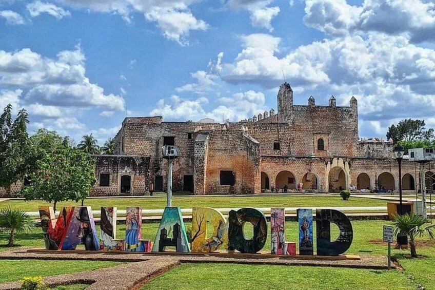 Un edificio histórico con un patio interior y la palabra 'MADRID' escrita con letras coloridas. 2