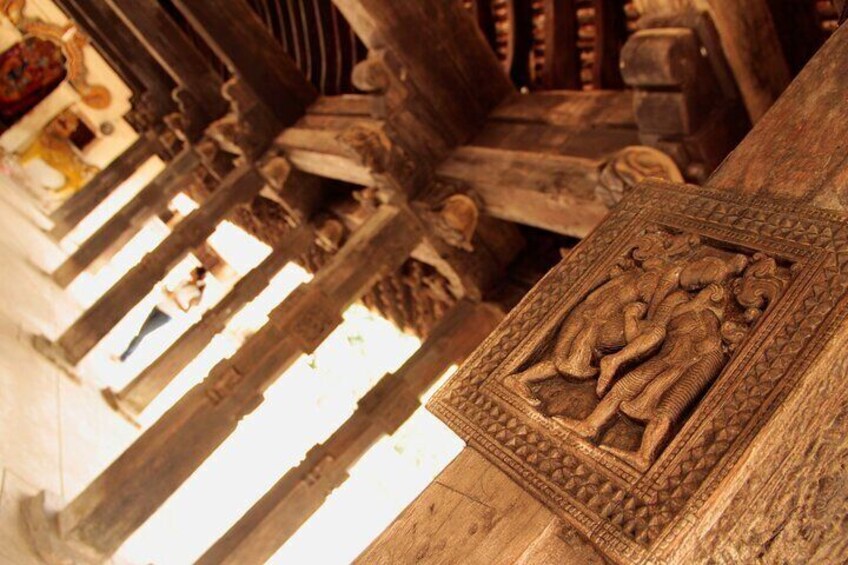 Una panca in legno intagliata con decorazioni elaborate e un rilievo raffigurante due figure. 4