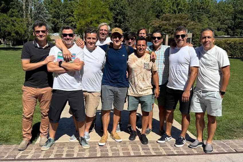 Eine Gruppe von Menschen steht auf einem Ziegelweg in einem Park. 2