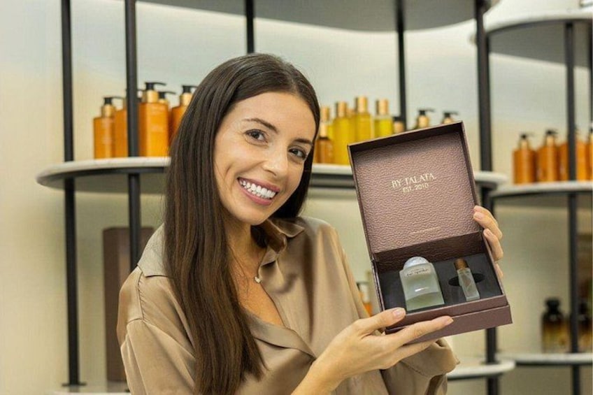 Una persona tiene in mano una scatola di prodotto contenente una bottiglia e un barattolo. 4