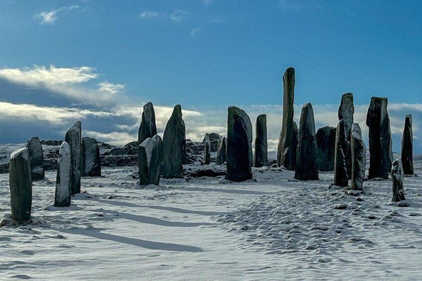 Un paysage enneigé parsemé de menhirs. 2