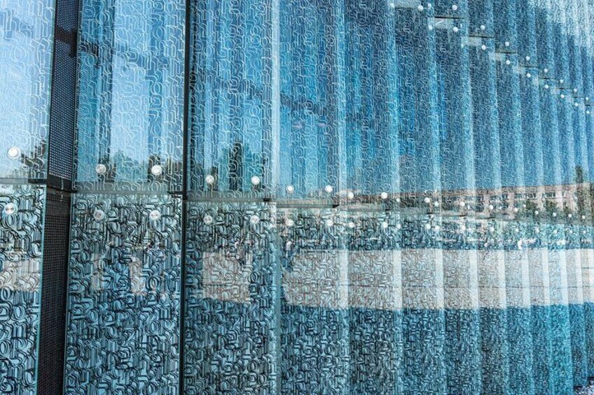 Une façade d’immeuble recouverte d’une surface vitrée réfléchissante. 2