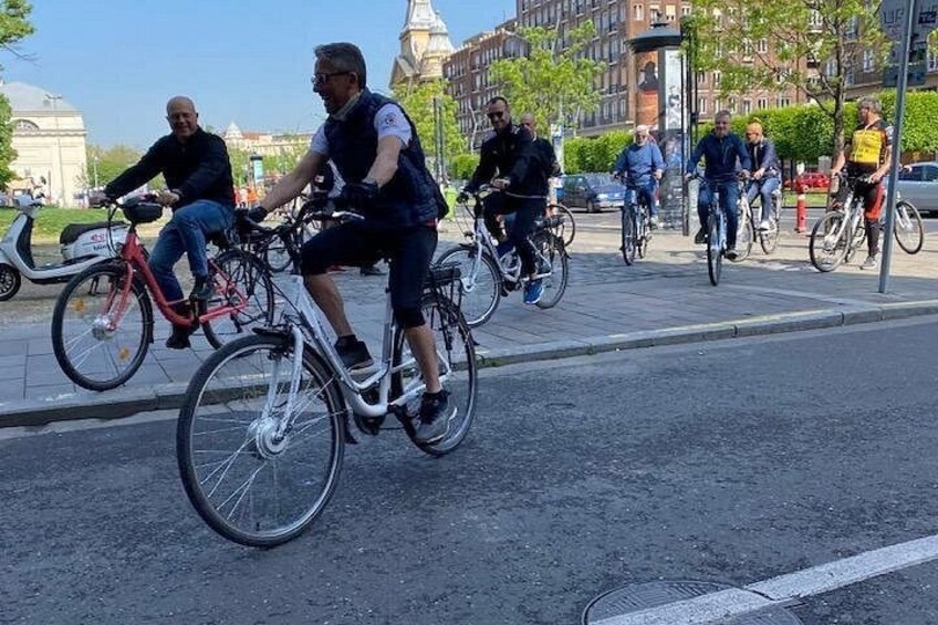 Des personnes font du vélo dans une rue de la ville. 3