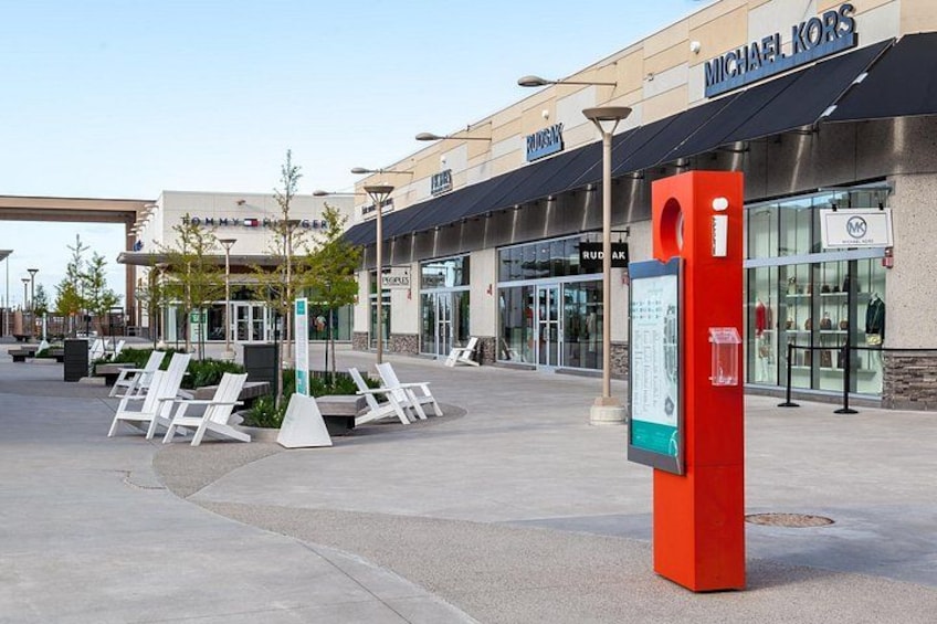 Ein Einkaufszentrum mit Außenbereich und einem Michael Kors Geschäft. 3