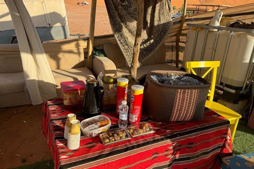 Een tafel met eten, een fles en een tas. 5