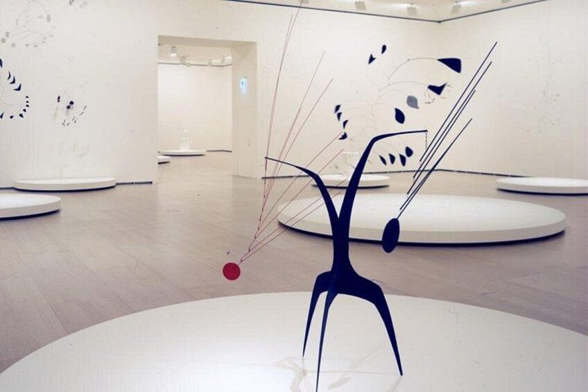 Une galerie d’art présentant des sculptures et des installations abstraites. 5
