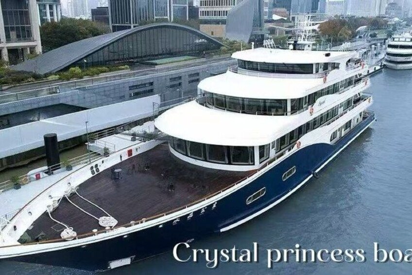 Un grand navire de croisière à plusieurs ponts, nommé Crystal Princess. 4