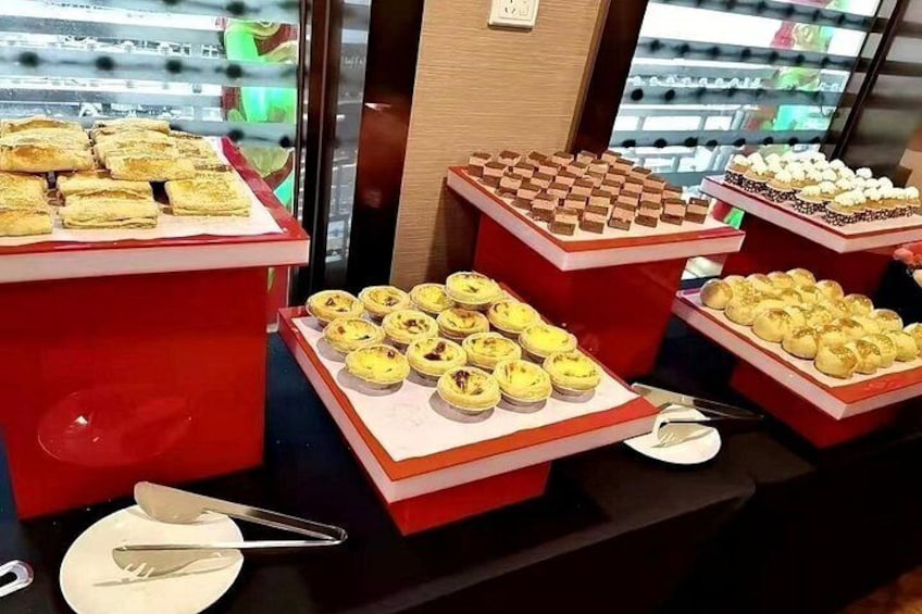 Una exhibición de diversos pasteles y postres en una panadería. 4