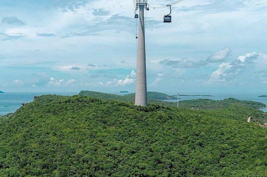 Una turbina eólica en una colina con un sistema de teleférico. 3