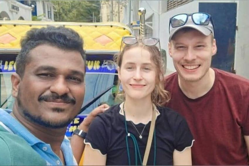 Drei Personen posieren vor einem bunten Bus. 4