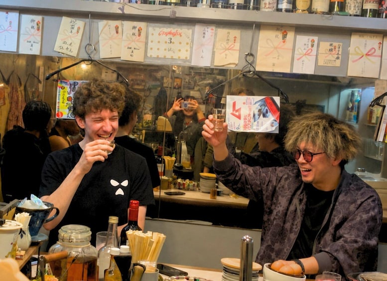 To personer sidder på en restaurant med forskellige retter og drikkevarer på bordet. 1