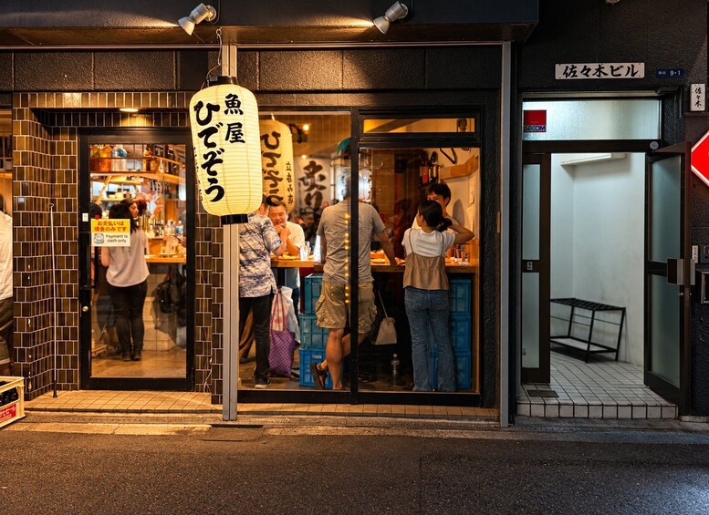 Un restaurant avec une enseigne et des clients qui déjeunent ou dînent à l’intérieur. 5