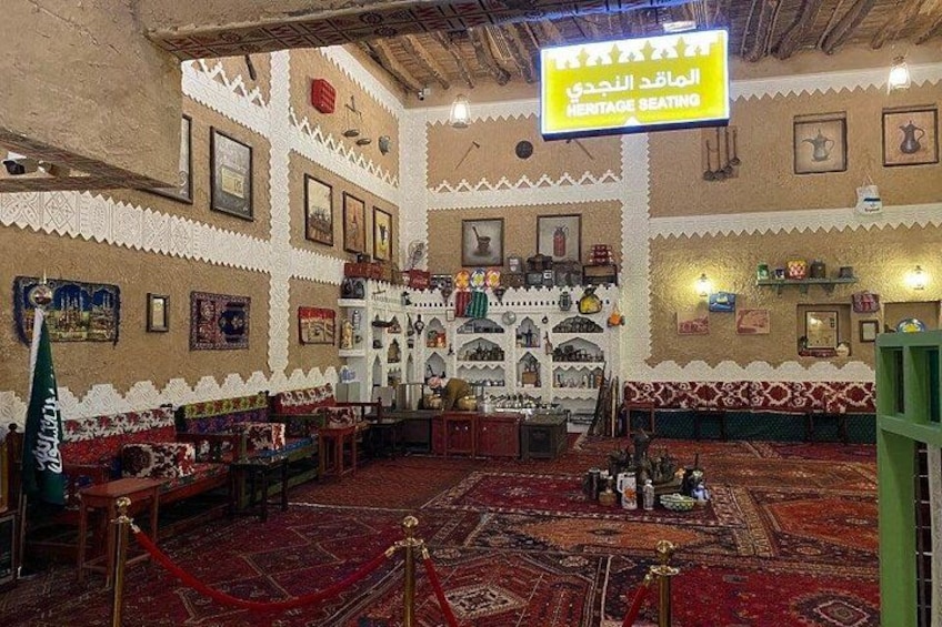 Un espacio de descanso de estilo histórico con decoración tradicional y alfombra roja. 4