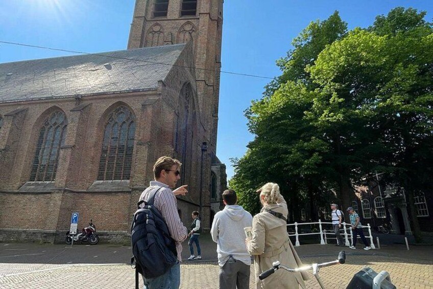 Una iglesia con una torre alta y ventanas de arco. 2