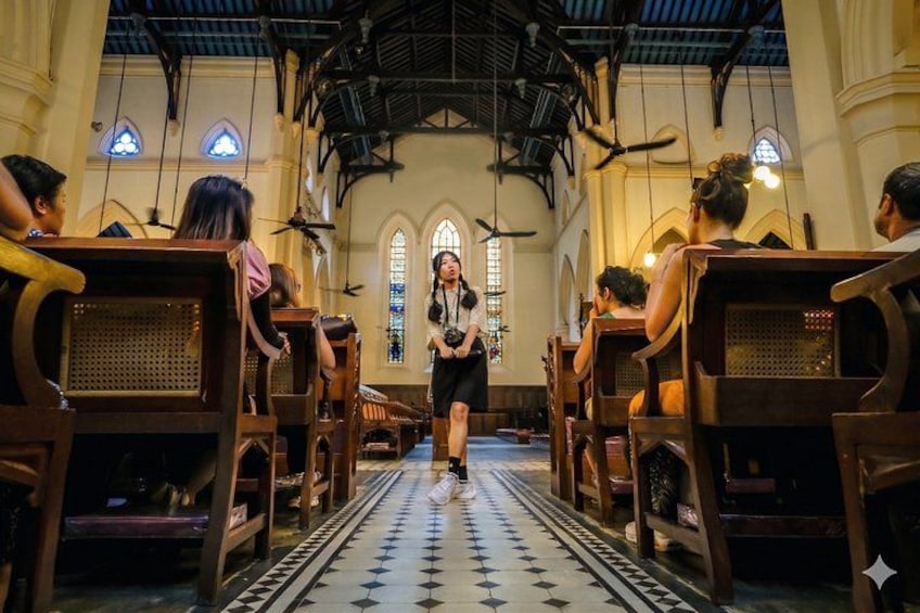 L’intérieur d’une église avec des bancs en bois, une allée centrale et des vitraux. 4