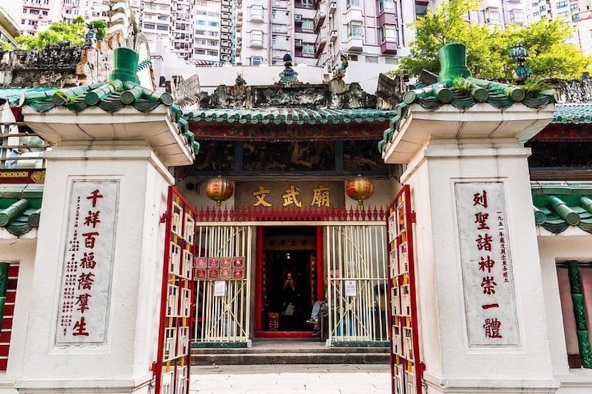 Une porte chinoise traditionnelle aux couleurs rouge et blanche, ornée de motifs complexes et de caractères chinois. 5