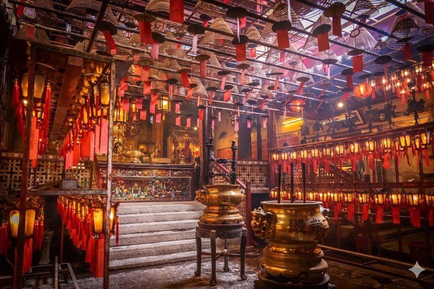 L’intérieur d’un temple, avec des lanternes rouges, des brûleurs d’encens et une architecture chinoise traditionnelle. 1