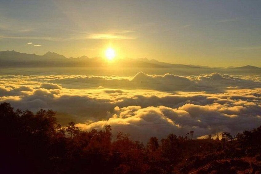 Amanecer sobre una cordillera con nubes abajo. 4