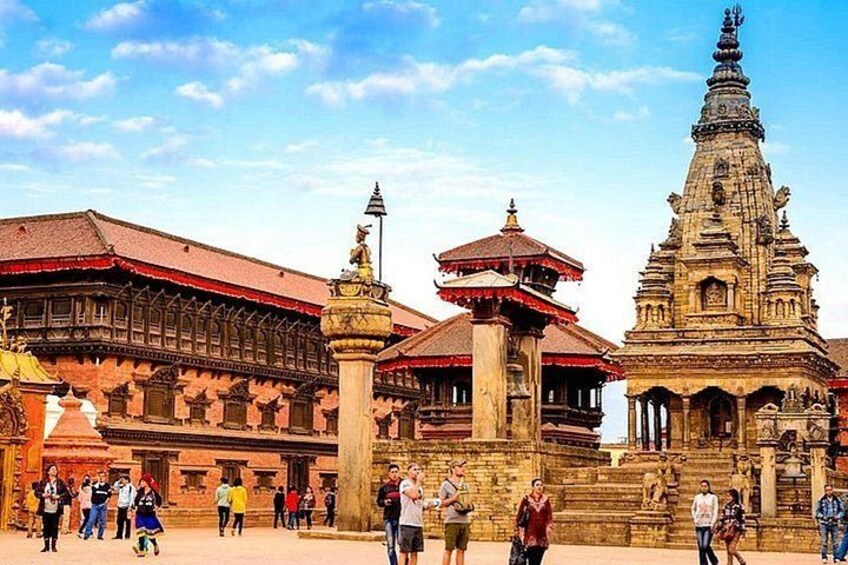 Un edificio histórico con arquitectura tradicional, una pagoda grande y una estupa destacada. 1