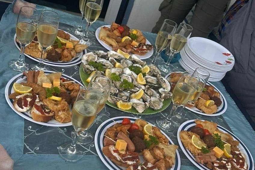 Have a nice light lunch while you cruise back to the docks 4