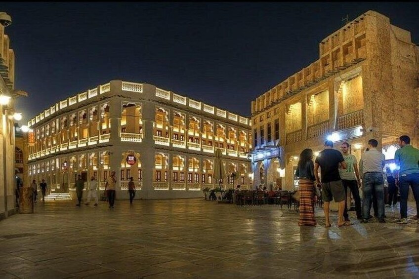 Un edificio histórico con varios arcos y un patio. 2