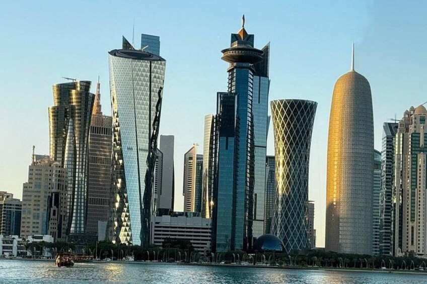 Horizonte urbano con modernos rascacielos, un río y cielo despejado. 4