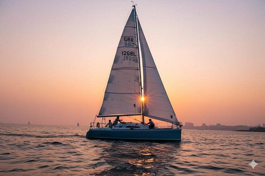 Eine Segelyacht mit erkennbarer Kennnummer auf dem Segel, die bei Sonnenuntergang auf ruhigem Wasser fährt. 3