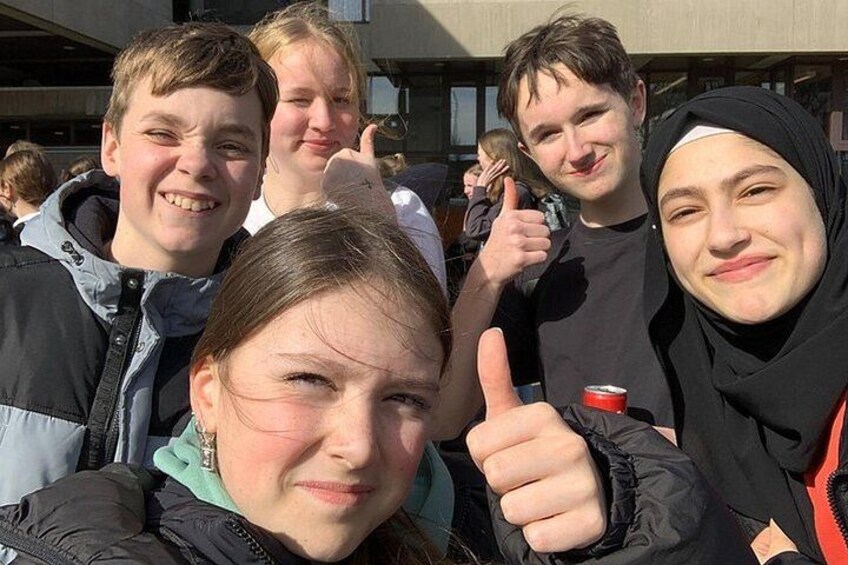 Een groep mensen buiten, sommigen dragen jassen. 5