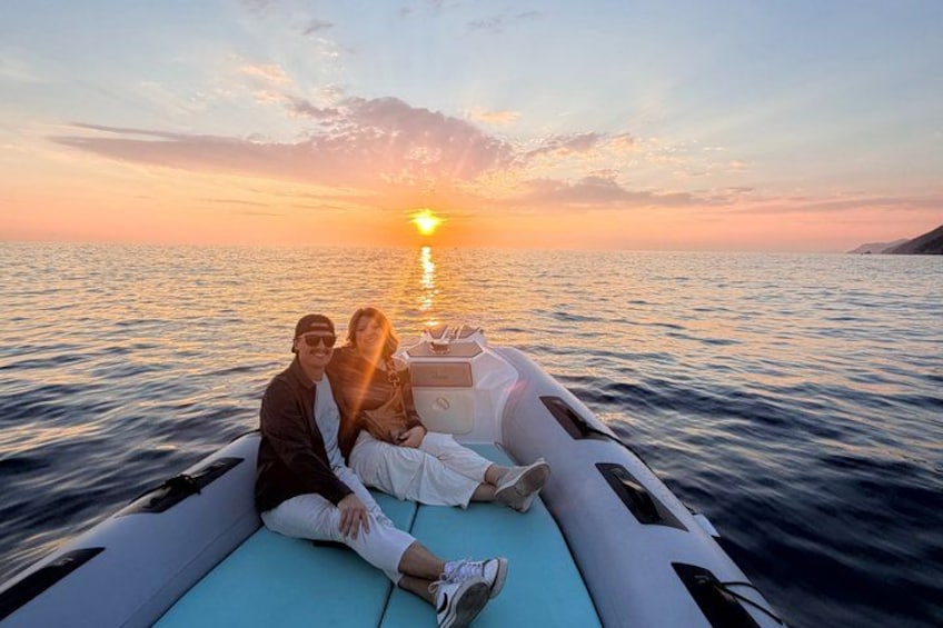 Un bote sobre aguas tranquilas durante la puesta de sol, con cielo despejado. 3