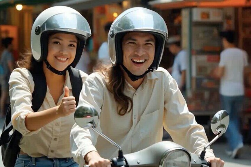 Deux personnes sur un scooter, toutes les deux portant un casque, dans un environnement urbain avec des boutiques et des passants en arrière-plan. 5