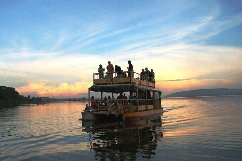 Un bateau transportant des passagers qui admirent le coucher de soleil. 3