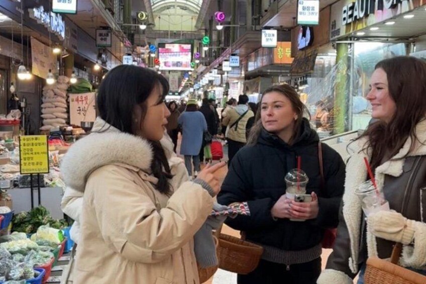 Un mercado interior concurrido donde la gente compra e interactúa. 2