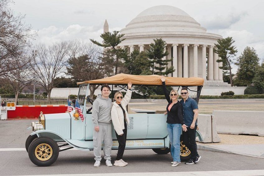 Group/Private Washington D.C Moonlight Tour in Luxury Vintage Car 4