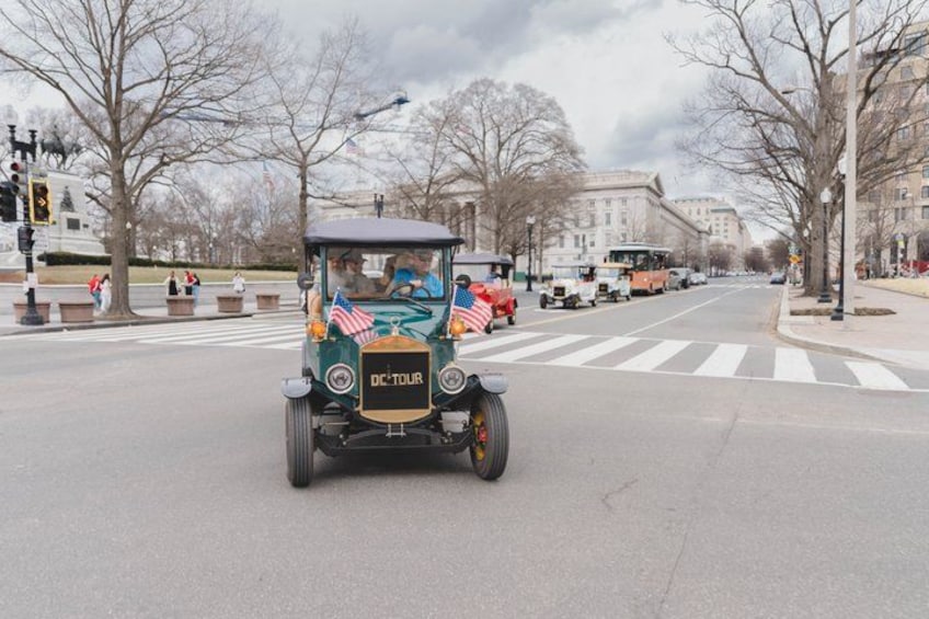 Group/Private Washington D.C Moonlight Tour in Luxury Vintage Car 5