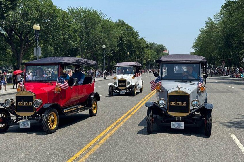 Group/Private Washington D.C Moonlight Tour in Luxury Vintage Car 4