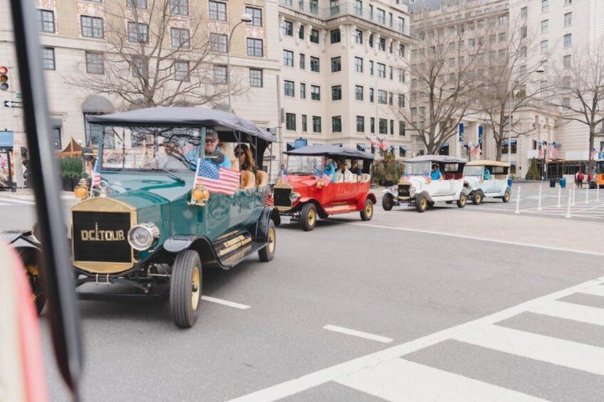Group/Private Washington D.C Moonlight Tour in Luxury Vintage Car 5
