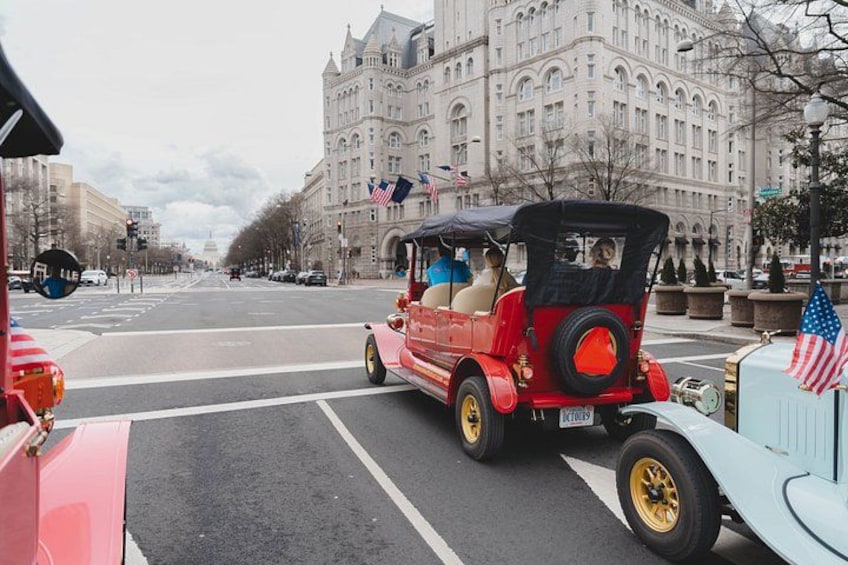 Group/Private Washington D.C Moonlight Tour in Luxury Vintage Car 4