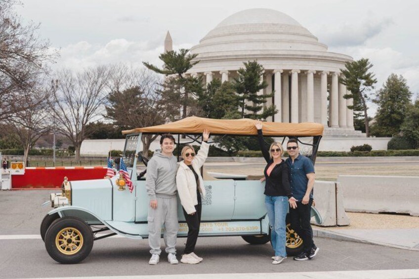 Group/Private Washington D.C Moonlight Tour in Luxury Vintage Car 4