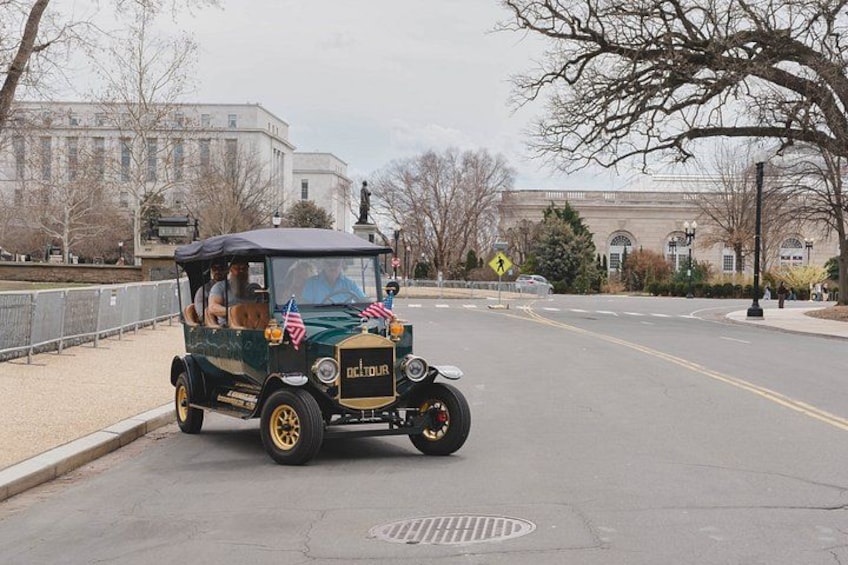 Group/Private Washington D.C Moonlight Tour in Luxury Vintage Car 4